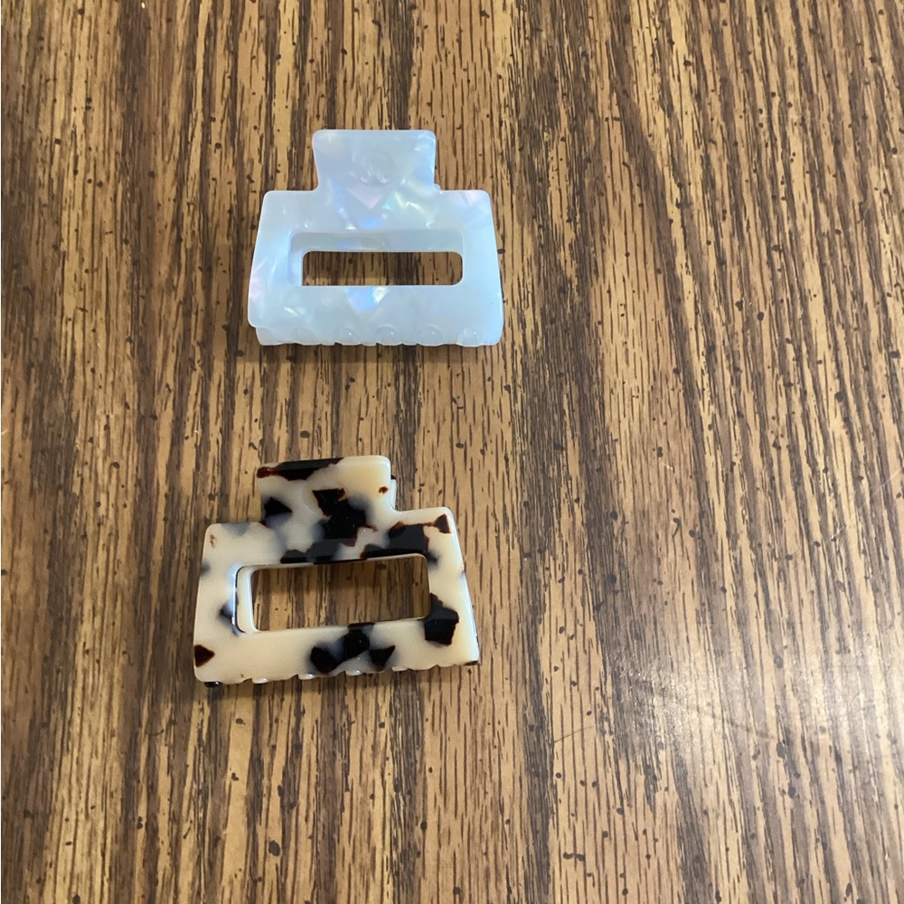 2 Lululemon claw hair clips